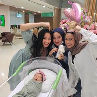 Selain Sabrina, Xaviera juga memiliki kakak bernama Bila Donut. Xaviera menyebut persaudaaraan ketiganya dengan sebutan nugget sisters. Foto: Instagram/@xavieraaputri