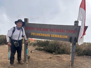 Seru Juga, Aki-aki Rayakan Ultah ke-61 dengan Mendaki Gunung Rinjani dan Agung