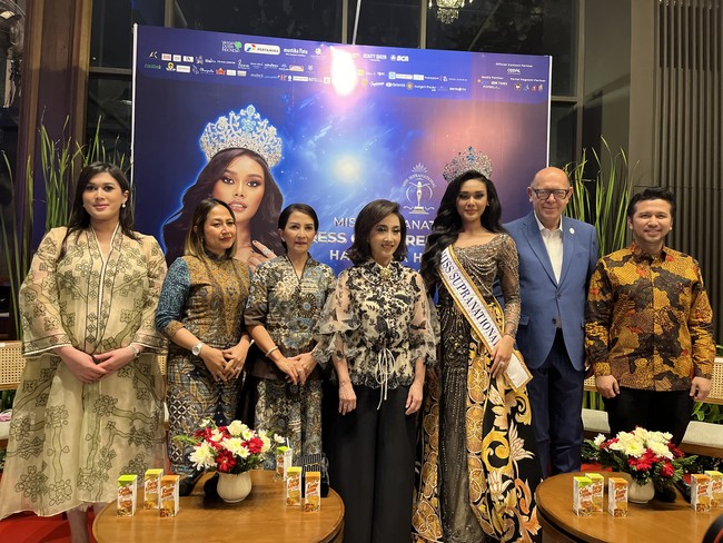 Emil Dardak, Wakil Gubernur Jawa Timur periode 2019-2024 dan merupakan salah satu juri nasional Pemilihan Puteri Indonesia 2024 juga mengapresiasi pencapaian Harashta Haifa Zahra.”Yayasan Puteri Indonesia berhasil menunjukkan prestasinya. Prosesnya sungguh luar biasa dan tidak mudah. Tata terbukti berjuang luar biasa dan karismanya terpancar. Semoga bisa memberikan inspirasi, ucap Emil. Foto: Dok. Gresnia/Wolipop.