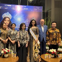 Emil Dardak, Wakil Gubernur Jawa Timur periode 2019-2024 dan merupakan salah satu juri nasional Pemilihan Puteri Indonesia 2024 juga mengapresiasi pencapaian Harashta Haifa Zahra.”Yayasan Puteri Indonesia berhasil menunjukkan prestasinya. Prosesnya sungguh luar biasa dan tidak mudah. Tata terbukti berjuang luar biasa dan karismanya terpancar. Semoga bisa memberikan inspirasi, ucap Emil. Foto: Dok. Gresnia/Wolipop.