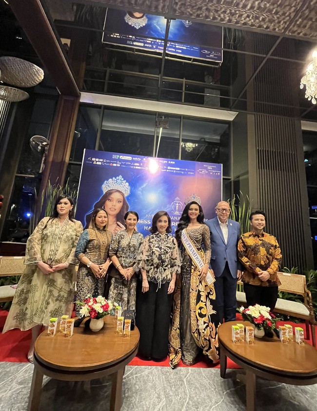 ”Setelah ini saya akan mengikuti kegiatan food waste dan memberikan edukasi kepada dunia tentang itu dan juga dampak food waste yang menghasilkan gas metan. Tak hanya itu, saya juga menjadi brand ambassador tentang kusta yang jarang orang gaungkan. Selain itu, kegiatan lainnya di Indonesia, saya sendiri akan ke Bali dan berkeliling memperlihatkan keindahan Indonesia, jelasnya. Foto: Dok. Gresnia/Wolipop.