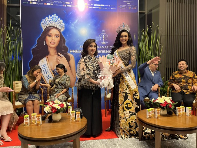 Pada kesempatan yang sama, Ketua Dewan Penasehat Yayasan Puteri Indonesia, Putri Kus Wisnu Wardani menyampaikan rasa bangganya atas kemenangan Harashta Haifa Zahra sebagai Miss Supranational 2024. Foto: Dok. Gresnia/Wolipop.