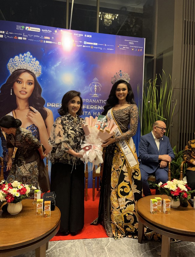 ”Kebanggaan yang luar biasa tetapi bagi bangsa ini. Sungguh sebuah penghargaan yang luar biasa mengalahkan 67 wakil yang tidak main-main. Bagaimana tahun ini menghadapi kandidat yang kualitasnya luar biasa. Perbedaan antara satu dan lainnya tidak banyak. Wanita Indonesia bisa membawakan budaya Indonesia di Internasional, ujar Putri. Foto: Dok. Gresnia/Wolipop.