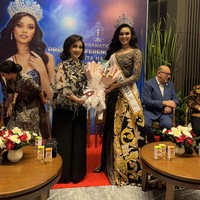 ”Kebanggaan yang luar biasa tetapi bagi bangsa ini. Sungguh sebuah penghargaan yang luar biasa mengalahkan 67 wakil yang tidak main-main. Bagaimana tahun ini menghadapi kandidat yang kualitasnya luar biasa. Perbedaan antara satu dan lainnya tidak banyak. Wanita Indonesia bisa membawakan budaya Indonesia di Internasional, ujar Putri. Foto: Dok. Gresnia/Wolipop.