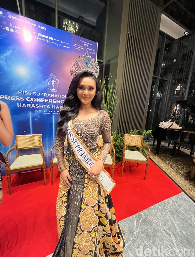 Puteri Indonesia 2024 Harashta Haifa Zahra berhasil meraih gelar Miss Supranational 2024, dalam acara grand final pada Sabtu (6/7/2024) malam atau Minggu (7/7/2024) dini hari di Indonesia, di Nowy Sacz, Malopolska, Polandia. Wanita 20 tahun ini tak hanya meraih gelar Miss Supranational. Harastha juga memenangkan Supra Talent 2024. Foto: Dok. Gresnia/Wolipop.