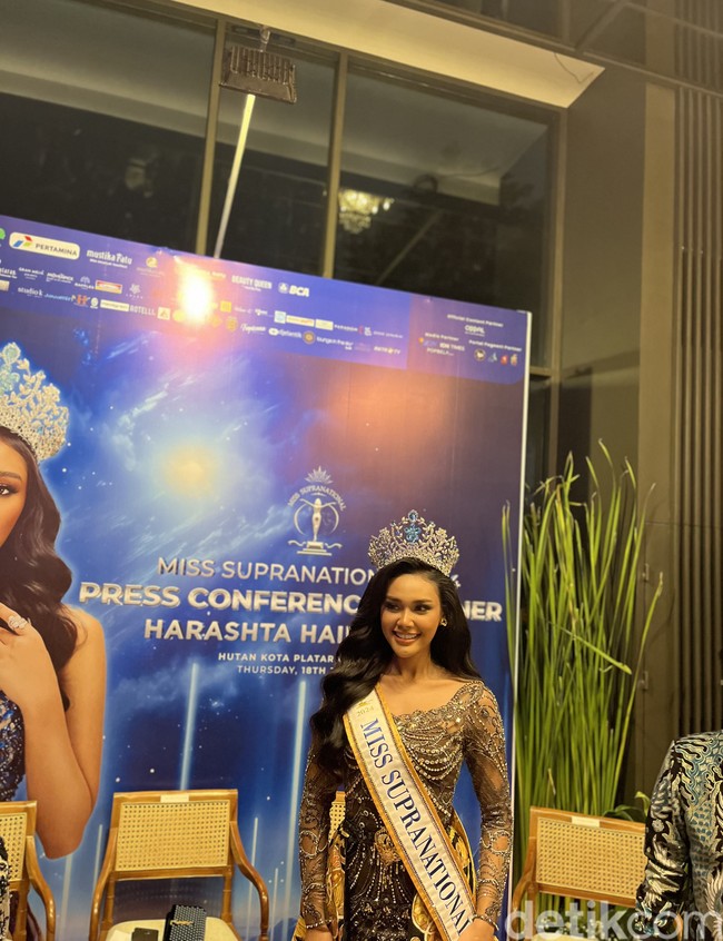 Tata panggilan akrabnya menampilkan permainan musik tradisional Kecapi dan menyanyikan lagi Bubuy Bulan dari Jawa Barat dan Bali di ajang Miss Supranational 2024. Tata berhasil mencetak sejarah bagi Indonesia sebagai Miss Supranational 2024 pertama. Foto: Dok. Gresnia/Wolipop.