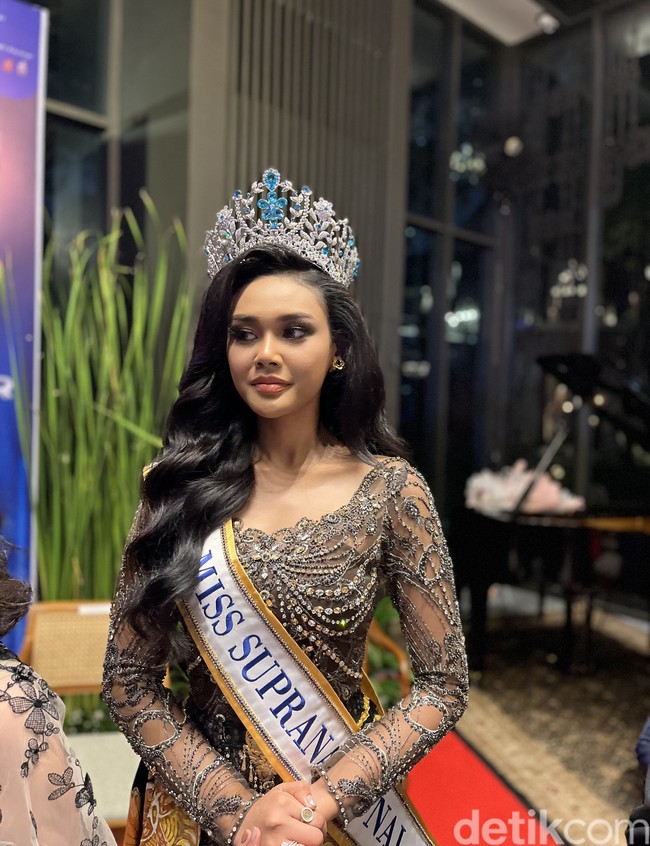 ”Saya mengucapkan terima kasih kepada orang yang sudah mendukung saya. Ingin sedikit bercerita banyak hal yang menarik. Selama di Polandia membuat saya lebih percaya diri. Saya juga berdiskusi dengan peserta lainnya dan menceritakan keindahan budaya dan alam yang ada di Indonesia, ujar Harastha dalam konferensi pers Miss Supranational 2024 Harastha Haifa Zahra, di Hutan Plataran, Senayan, Jakarta, Kamis (18/7/2024). Foto: Dok. Gresnia/Wolipop.