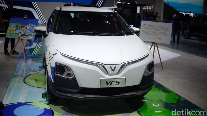 VinFast Indonesia memangkas harga VinFast VF5 dan VF e34 menjadi Rp 218 juta dan Rp 273 juta. Namun, kedua harga itu hanya berlaku selama pameran GIIAS 2024.