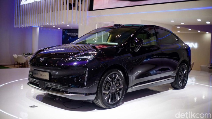 Produsen mobil asal China, AION kembali menunjukkan keseriusan mereka masuk ke pasar Indonesia. AION meluncurkan SUV Hyptec HT dan sedan seri ES.