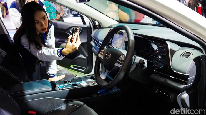 Produsen mobil asal China, AION kembali menunjukkan keseriusan mereka masuk ke pasar Indonesia. AION meluncurkan SUV Hyptec HT dan sedan seri ES.