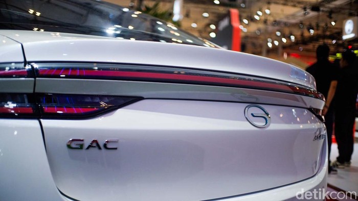 Produsen mobil asal China, AION kembali menunjukkan keseriusan mereka masuk ke pasar Indonesia. AION meluncurkan SUV Hyptec HT dan sedan seri ES.