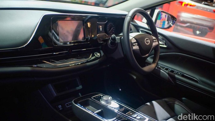 Produsen mobil asal China, AION kembali menunjukkan keseriusan mereka masuk ke pasar Indonesia. AION meluncurkan SUV Hyptec HT dan sedan seri ES.