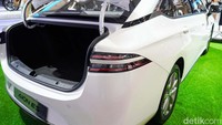 Bicara spesifikasi mobil listrik ini dibenamkan baterai berkapasitas 55,2 kWh, menyuguhkan jarak tempuh 442 km dalam satu kali pengisian daya penuh.