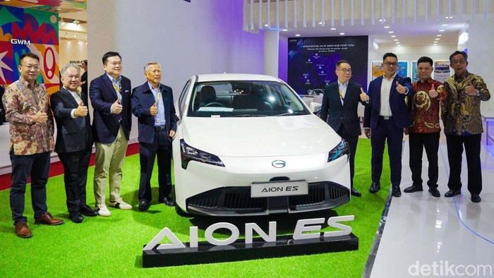 Produsen mobil asal China, AION kembali menunjukkan keseriusan mereka masuk ke pasar Indonesia. AION meluncurkan SUV Hyptec HT dan sedan seri ES.