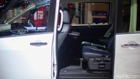 Di balik badannya, Nissan menempatkan teknologi e-POWER dengan mesin bensin dengan kode HR14 dengan kapasitas 1,4 liter yang berfungsi sebagai pengisi daya baterai untuk mensuplai energi ke motor listrik yang menggerakkan roda depannya.  