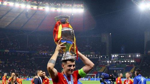 Soccer Football - Euro 2024 - Final - Spain v England - Berlin Olympiastadion, Berlin, Germany - July 14, 2024 Spains Alvaro Morata celebrates with the trophy after winning Euro 2024 REUTERS/Wolfgang Rattay
