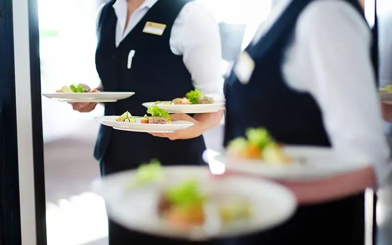 Apes! Wanita Ini Tersiram Kuah Sup Panas Saat Makan di Restoran