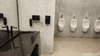 Area toilet untuk pria di pos ATV Taman Safari Prigen.