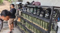 Traveler harus menyimpan sepatu di loker dan memakai sepatu karet karena terdapat kubangan lumpur dan air terjun