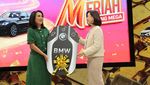 Bank Mega Serahkan 1 Unit BMW 520i M Sport ke Nasabah Beruntung