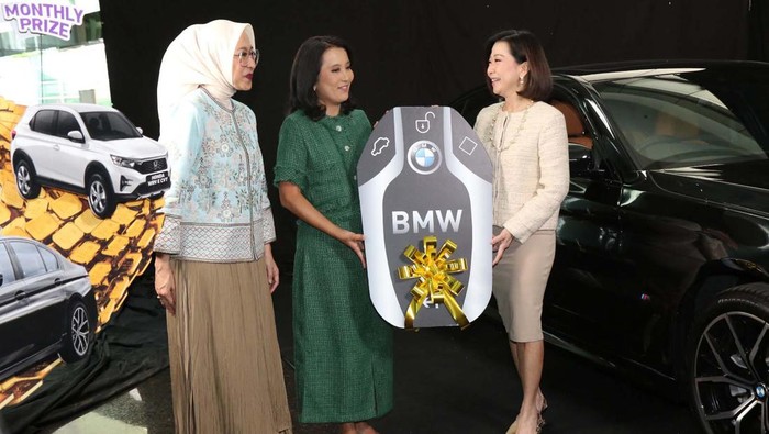 Bank Mega Serahkan 1 Unit BMW 520i M Sport ke Nasabah Beruntung Bank Mega memberikan hadiah berupa 1 unit mobil BMW 520i M Sport kepada pemenang Program Meriah Bareng Mega. Ini pemenangnya.