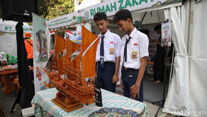 Belajar Pentingnya Daur Ulang di Festival Ekonomi Sirkular Aktivitas sejumlah pengunjung dan petugas yang berjaga saat memperlihatkan salah satu produk edukasi di Taman Menteng, Jakarta Pusat, Kamis (18/7/2024).