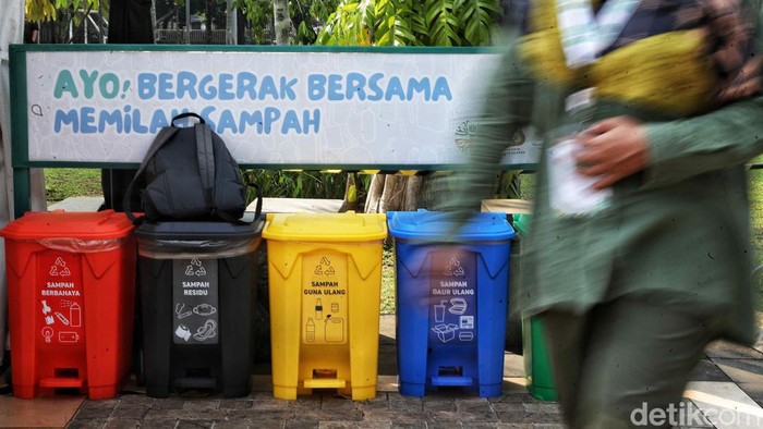 Aktivitas sejumlah pengunjung dan petugas yang berjaga saat memperlihatkan salah satu produk edukasi di Taman Menteng, Jakarta Pusat, Kamis (18/7/2024).