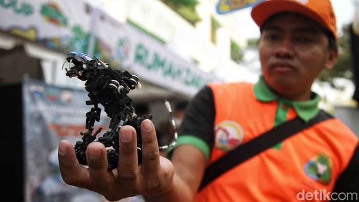 Belajar Pentingnya Daur Ulang di Festival Ekonomi Sirkular Aktivitas sejumlah pengunjung dan petugas yang berjaga saat memperlihatkan salah satu produk edukasi di Taman Menteng, Jakarta Pusat, Kamis (18/7/2024).