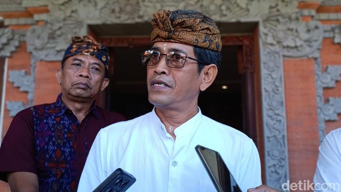 Bendesa Adat Gianyar, Anak Agung Gde Mayun, memberikan keterangan kepada media seusai temui Pj Bupati Gianyar, Dewa Tagel Wirasa, Kamis (18/7/2024) (I Putu Budikrista Artawan/detikBali)