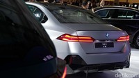 BMW Seri 5 terbaru memiliki desain sporty, minimalis, dan tegas. Ukurannya lebih panjang, lebar, dan tinggi dari versi sebelumnya, dengan ciri khas kidney grille dan LED vertikal.  