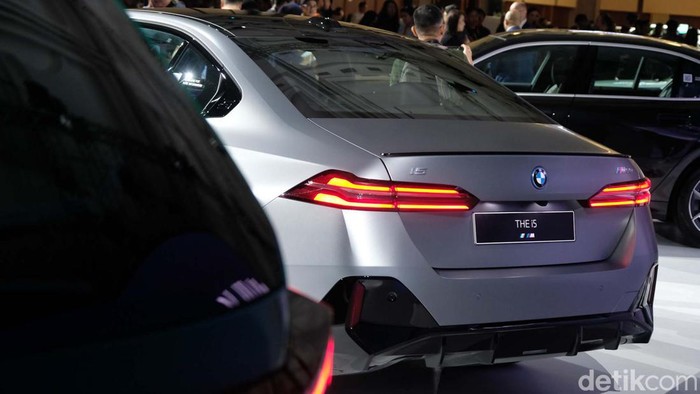 BMW Boyong Seri 5 dkk di GIIAS 2024 BMW meluncurkan sejumlah mobil di GIIAS 2024. BMW meluncurkan BMW 520i M Sport, BMW i5 M60, BMW XM 50e, BMW XM 50e, hingga BMW 430i Convertible.
