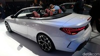 Tampilan samping gagah dengan garis karakter presisi dan proporsi dinamis yang mengalir ke belakang, lampu belakang datar dengan strip krom menegaskan ciri khas BMW L-shape.   