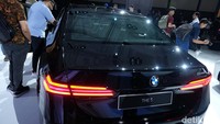 BMW 520i M Sport hadir dengan M sport package, mulai dari M rear spoiler, pelek 19-inci M aerodynamic wheels 936 M Bicolour Black Grey yang dilengkapi dengan M sport brake berwarna dark blue metallic, eksterior line satin aluminium, serta BMW kidney grille dengan ‘Iconic Glow’.  