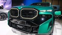 Berikutnya BMW XM 50e, merupakan kendaraan plug-in hybrid performa tinggi.  