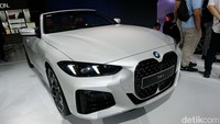 Selanjutnya ada BMW 430i Convertible dan BMW 430i Coupe. Eksterior dari BMW Seri 4 Coupé dan Convertible yang dilengkapi dengan Adaptive LED headlights dengan desain baru yang dipadukan dengan M Sport Pro package yang memberikan tampilan lebih agresif.   