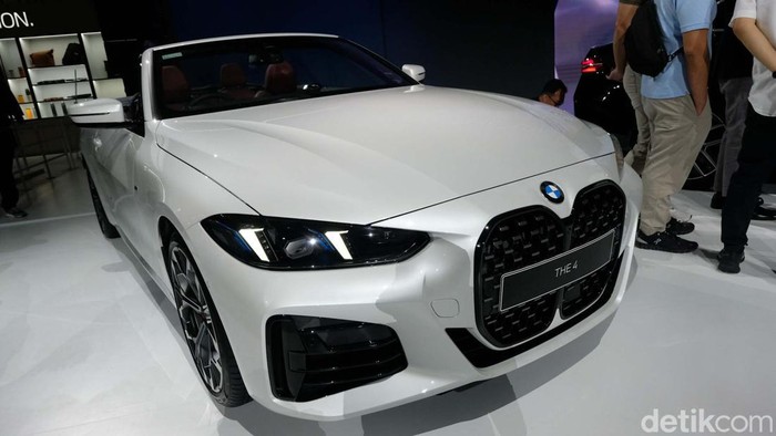 BMW meluncurkan sejumlah mobil di GIIAS 2024. BMW meluncurkan BMW 520i M Sport, BMW i5 M60, BMW XM 50e, BMW XM 50e, hingga BMW 430i Convertible.