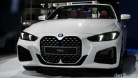 Mobil ini dibekali pelek 19-inci M light alloy wheels double spoke style 995 M untuk varian Coupe dan 19-inci BMW Individual light alloy wheels Y-spoke style 1038 untuk varian Convertible.  