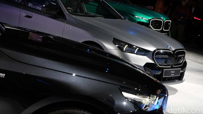 BMW meluncurkan sejumlah mobil di GIIAS 2024. BMW meluncurkan BMW 520i M Sport, BMW i5 M60, BMW XM 50e, BMW XM 50e, hingga BMW 430i Convertible.