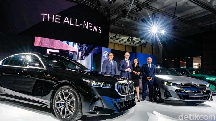 BMW meluncurkan sejumlah mobil di GIIAS 2024. BMW meluncurkan BMW 520i M Sport, BMW i5 M60, BMW XM 50e, BMW XM 50e, hingga BMW 430i Convertible.
