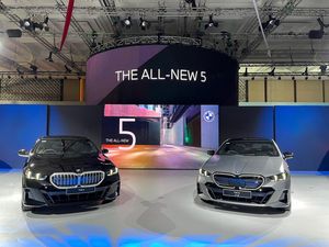 BMW Luncurkan Seri 5 dan 4 Terbaru di GIIAS 2024