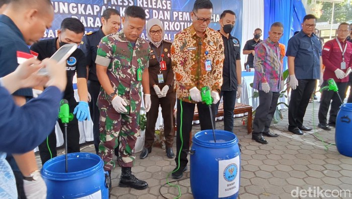 BNNP Sumsel musnahkan 13 kg sabu yang berasal dari jaringan Malaysia.