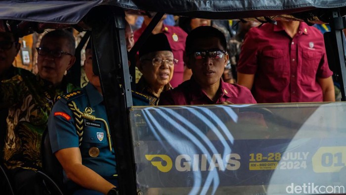 Wapres Ma'ruf Amin membuka Gaikindo Indonesia International Auto Show (GIIAS) 2024. Ma'ruf juga turut menjajal Toyota Innova Zenix HEV dan Hyundai Kona Electric.