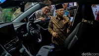 Wapres juga berkeliling booth GIIAS 2024. Dia menaiki Toyota Innova Zenix HEV.  