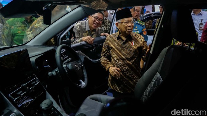 Wapres Maruf Amin membuka Gaikindo Indonesia International Auto Show (GIIAS) 2024. Maruf juga turut menjajal Toyota Innova Zenix HEV dan Hyundai Kona Electric.