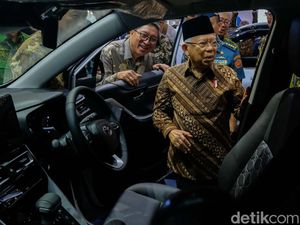 Momen Maruf Amin Tunggangi Toyota Innova Zenix di GIIAS 2024