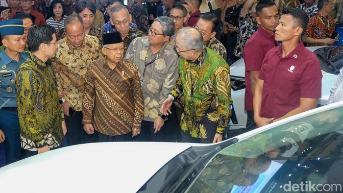 Buka GIIAS 2024, Wapres Ma'ruf Amin Jajal Innova Zenix-Hyundai Kona Wapres Ma'ruf Amin membuka Gaikindo Indonesia International Auto Show (GIIAS) 2024. Ma'ruf juga turut menjajal Toyota Innova Zenix HEV dan Hyundai Kona Electric.
