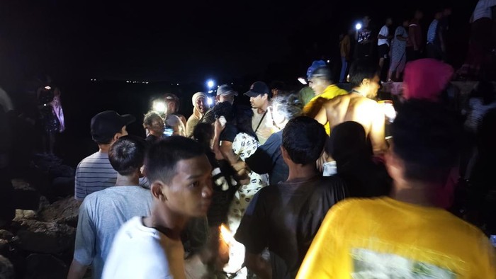 Warga menunggu proses evakuasi kapal nelayan pencari ikan tenggelam di Kabupaten Bulukumba.