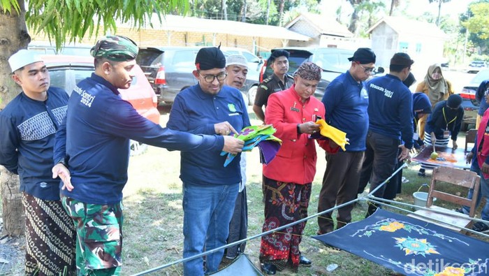 Bupati Sumenep Achmad Fauzi saat memberikan pelatihan kewirausahaan.