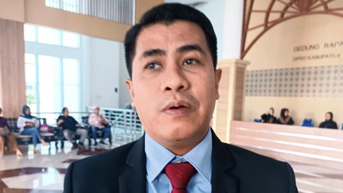 Direktur Utama Perusahaan Umum Daerah Air Minum (Perumdam) Tiara Lombok Tengah, Bambang Supratomo,  di Praya, Lombok Tengah, NTB.