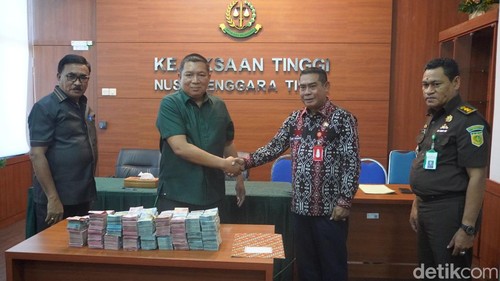 DPRD Kota Kupang mengembalikan kelebihan uang tunjangan kepada Kejati NTT, Kamis (18/7/2024). (Dok. Kejati NTT)